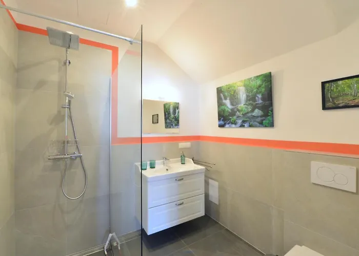 Spacious And Comfy With 3 Bedrooms Apartment *