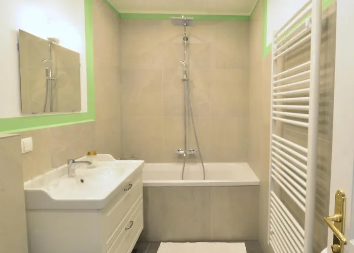 Apartment Spacious And Comfy With 3 Bedrooms *